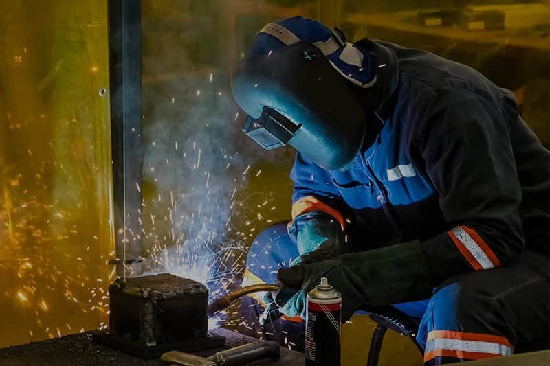 Técnico trabajando en un taller metalmecánico
