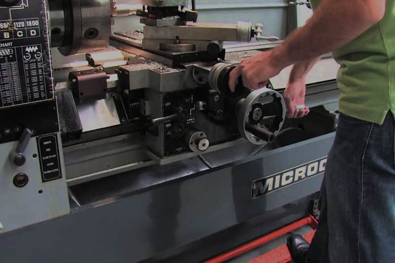 Torno CNC mecanizando una pieza metálica