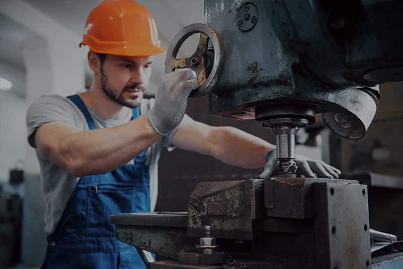 Fresadora trabajando una pieza de metal